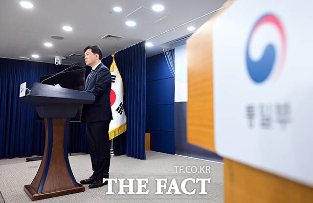 윤민호 통일부 대변인이 19일 오전 서울 종로구 정부서울청사에서 현안 관련 정례브리핑을 하고 있다. /임영무 기자