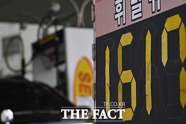 주유소로 들어가는 트럭.