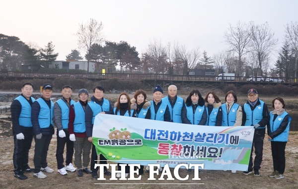 환경생태보존회와 희망나눔제작소가 손수건쓰기운동본부 등과 함께 17일 대전 유성구청앞 하천에서 61번째 하천살리기 행사를 펼쳤다. /환경생태보존회