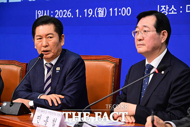 정청래 더불어민주당 대표(왼쪽)가 19일 오전 서울 여의도 국회에서 열린 영남인재육성 및 지역발전특별위원회 출범식에서 민홍철 영남인재육성 및 지역발전특별위원회 위원장에게 임명장을 전달하고 있다. /국회=남윤호 기자