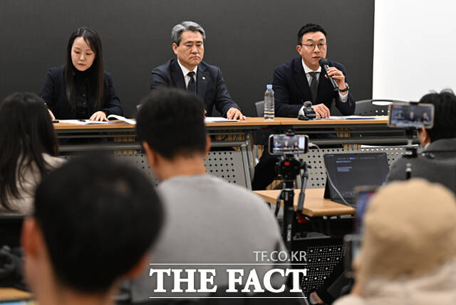윤석열 전 대통령 법률대리인 유정화·송진호·최지우 변호사(왼쪽부터)가 19일 오후 서울 서초구 라이프비즈니스센터에서 기자회견을 열고 윤 전 대통령의 체포 방해 혐의 1심 판결에 대해 입장을 밝히고 있다. /이새롬 기자