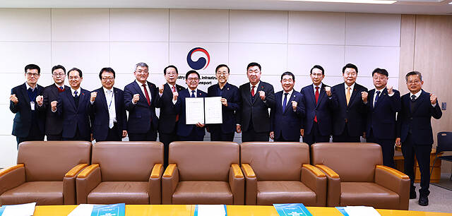 13개 시군이 참여하는 중부권 동서횡단철도 협력체 시장군수들이 19일 국토부를 방문해 중부권 동서횡단철도 구축 계획을 신규 사업으로 채택해 달라는 건의문을 전달하며 파이팅을 외치고 있다. /울진군