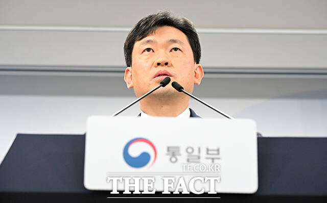 윤민호 통일부 대변인이 19일 오전 서울 종로구 정부서울청사에서 현안 관련 정례브리핑을 하고 있다. /임영무 기자