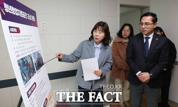 박희조 대전시 동구청장이 청년창업지원공간을 둘러보며 관계자들과 현장 점검을 하고 있다. /대전 동구