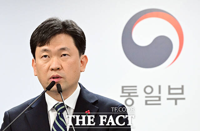 윤민호 통일부 대변인이 19일 오전 서울 종로구 정부서울청사에서 현안 관련 정례브리핑을 하고 있다. /임영무 기자