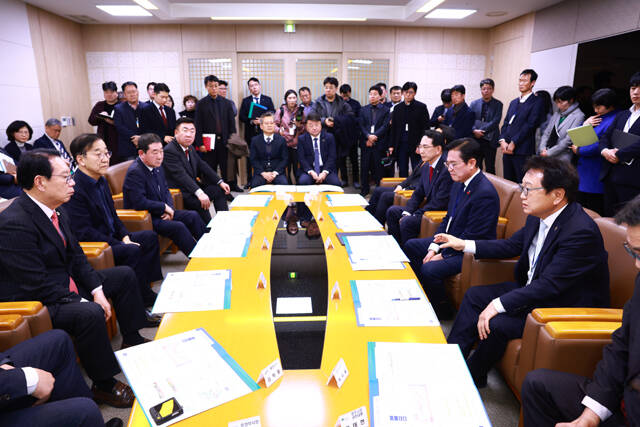 손병복 울진군수(오른쪽 첫 번째)가 19일 국토교통부를 방문해 중부권 동서횡단철도 구축 계획을 신규 사업으로 채택해 줄 것을 건의하고 있다. /울진군