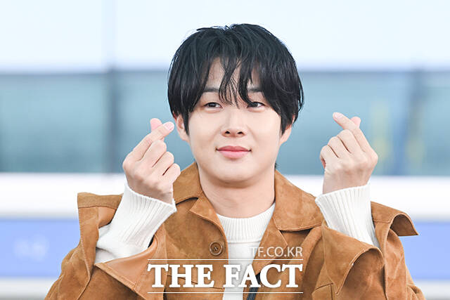 배우 최우식이 19일 오전 해외 일정 참석차 인천 중구 인천국제공항을 통해 파리로 출국하며 포즈를 취하고 있다. /인천국제공항=서예원 기자