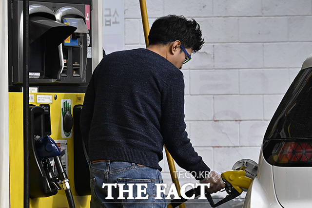 주유소로 들어가는 트럭.