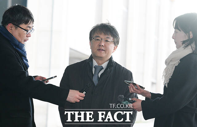 김태훈 본부장(서울남부지검장)이 8일 오전 서울 서초구 서울고등검찰청 청사에 마련된 '정교유착 비리 합동수사본부(합수본)' 사무실로 출근하며 취재진의 질문에 답하고 있다. /박헌우 기자