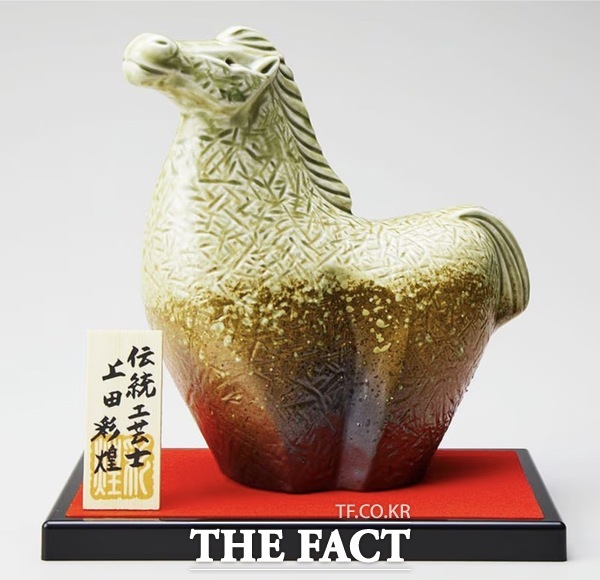 니혼슈코리아에서 병오년을 맞아 말모양의 사케 '와카에비스 준마이 에토츠보 히노에우마를 한정 출시했다. /니혼슈코리아