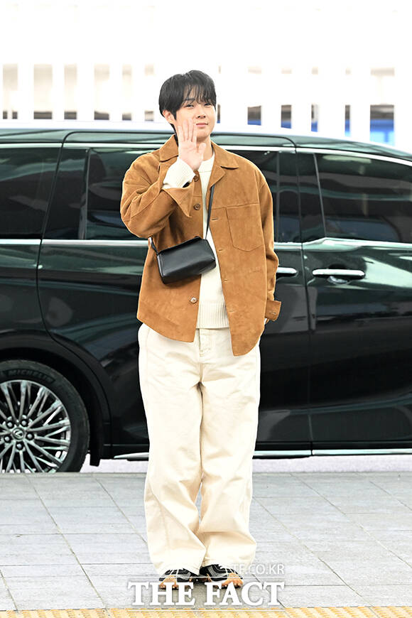 배우 최우식이 19일 오전 해외 일정 참석차 인천 중구 인천국제공항을 통해 파리로 출국하며 포즈를 취하고 있다. /인천국제공항=서예원 기자