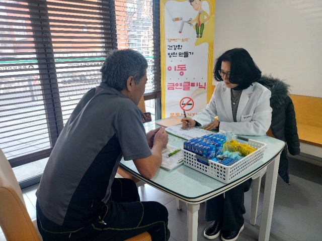 양천구 찾아가는 이동 금연클리닉 현장에서 상담받고 있는 구민의 모습. /양천구