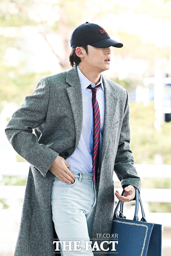 그룹 세븐틴의 민규가 19일 오전 해외 일정 참석차 인천 중구 인천국제공항을 통해 파리로 출국하며 포즈를 취하고 있다. /인천국제공항=서예원 기자