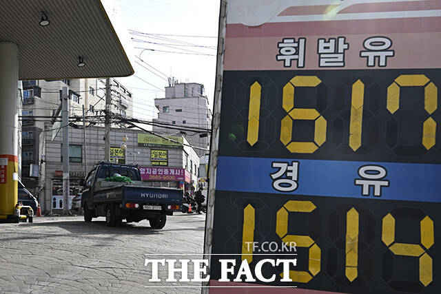 주유소로 들어가는 트럭.