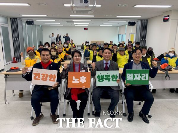 대전시 서구 가수원동·도안동·도마1동 행정복지센터가 19일 환경지킴이, 실버스쿨존, 실버순찰대의 3개 분야로 운영되는 노인일자리 사업 발대식을 각각 진행했다. 사진은 도안동 발대식 모습. /대전시 서구