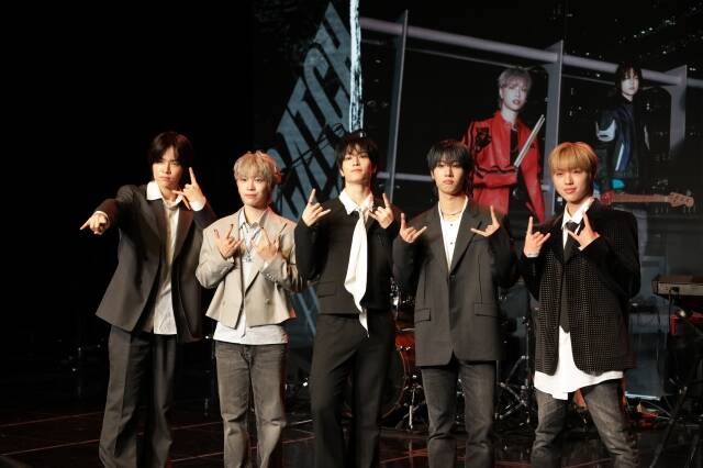 밴드 캐치더영의 강산이 최정모 김남현 안기훈 이준용(왼쪽부터)이 19일 오후 서울 강남구 일지아트홀에서 첫 정규앨범 'EVOLVE(이볼브)' 발매기념 미디어 쇼케이스에 참석해 포토타임을 갖고 있다./에버모어엔터테인먼트