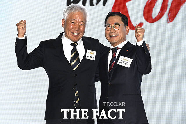 정현식 한국프랜차이즈산업협회 전임 협회장(왼쪽)과 나명석 신임 협회장이 포즈를 취하고 있다.