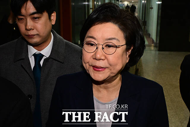 대기실로 이동하는 이 장관 후보자.