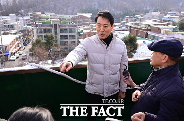 오세훈 서울시장이 19일 서울 관악구 신림7 재개발 구역을 찾아 현장을 살펴보고 있다. /이새롬 기자