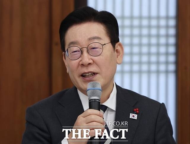 이재명 정부가 1월 말 네 번째 부동산 대책을 발표할 것으로 보인다. 구체적인 주택 공급 대책이 나올 것으로 보이지만, 핵심 규제는 그대로 유지될 것으로 예상된다. 사진은 이재명 대통령이 지난 16일 청와대 상춘재에서 열린 정당 지도부 초청 오찬에서 발언하고 있다. /뉴시스