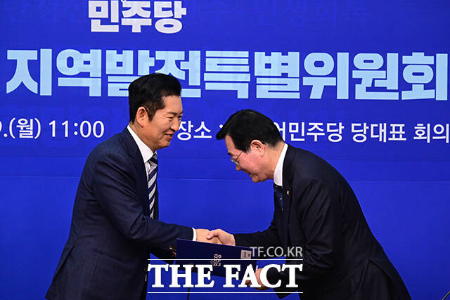 정청래 더불어민주당 대표(왼쪽)가 19일 오전 서울 여의도 국회에서 열린 영남인재육성 및 지역발전특별위원회 출범식에서 민홍철 영남인재육성 및 지역발전특별위원회 위원장에게 임명장을 전달하고 있다. /국회=남윤호 기자