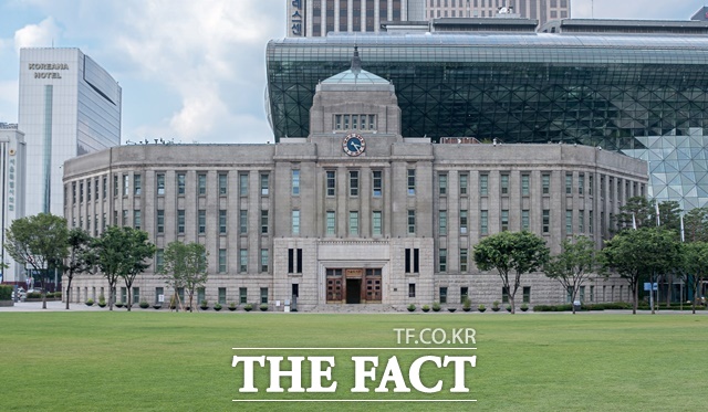 서울도서관이 20일부터 오는 31일까지 책 대출 기한을 넘겨 이용이 제한된 시민에게 책 대출을 권장하고자 연체자 사면 프로그램 공공도서관 AI 특사 캠페인 '다시, 도서관'을 운영한다. /더팩트DB