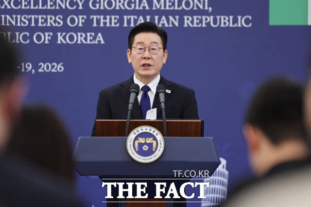 이재명 대통령(오른쪽)이 19일 오후 청와대에서 조르자 멜로니 이탈리아 총리와 한-이탈리아 공동언론발표를 하고 있다. /뉴시스