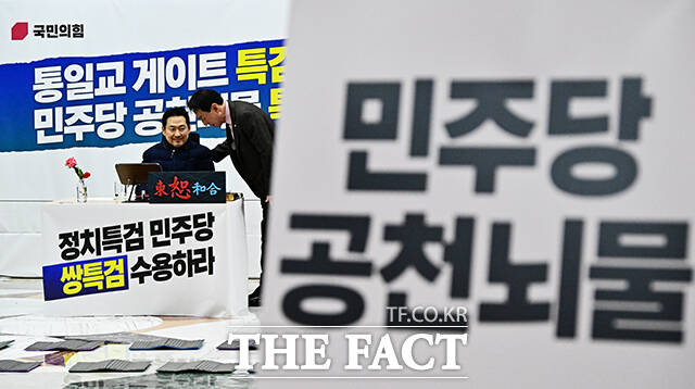 장동혁 국민의힘 대표가 19일 오후 서울 여의도 국회 로텐더홀에서 닷새째 단식을 이어가고 있다. /국회=배정한 기자