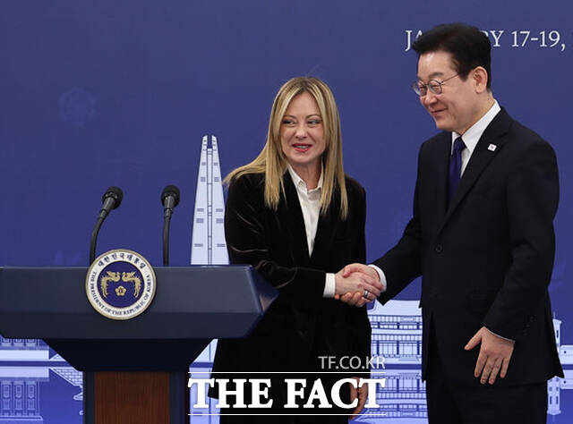 이재명 대통령(오른쪽)이 19일 오후 청와대에서 조르자 멜로니 이탈리아 총리와 한-이탈리아 공동언론발표를 하고 있다. /뉴시스