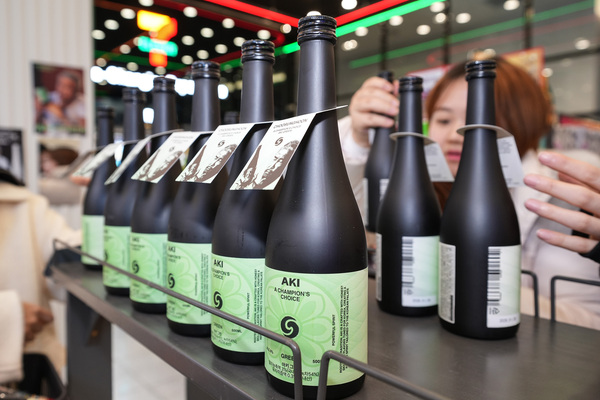 세븐일레븐이 지난달 중순 격투기 선수 출신 방송인 추성훈과 야심차게 준비한 '아키그린'이 '편술족(편의점에서 술을 찾는 사람들)'에게 큰 인기를 얻는다고 19일 밝혔다. /세븐일레븐