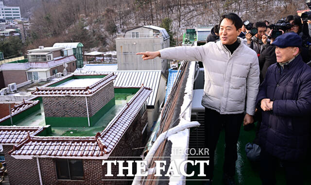 오세훈 서울시장이 19일 서울 관악구 신림7 재개발 구역을 찾아 현장을 살펴보고 있다. /이새롬 기자