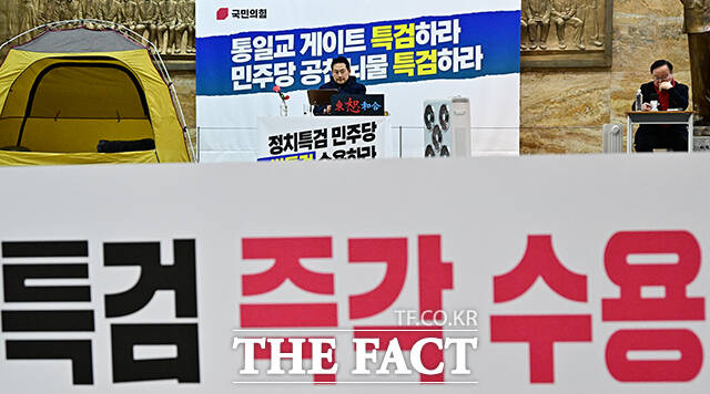 장동혁 국민의힘 대표가 19일 오후 서울 여의도 국회 로텐더홀에서 닷새째 단식을 이어가고 있다. /국회=배정한 기자