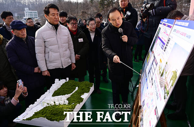 오세훈 서울시장이 19일 서울 관악구 신림7 재개발 구역을 찾아 현장을 살펴보고 있다. /이새롬 기자