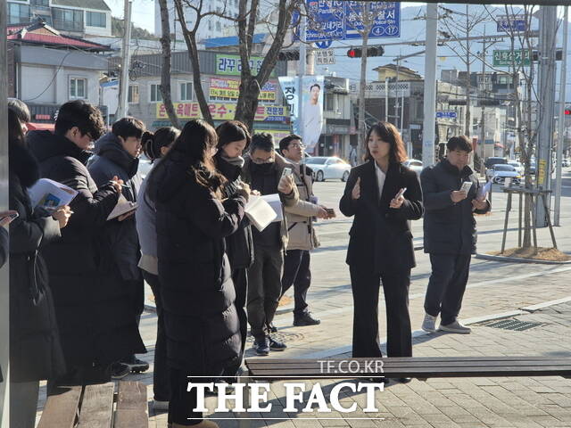 충남중 어린이·청소년 영어도서관 설계 공모 현장 설명회 모습. /대전시 동구