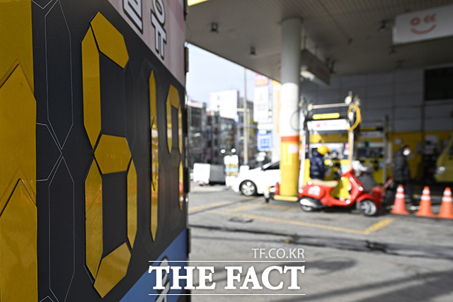 주유소로 들어가는 트럭.