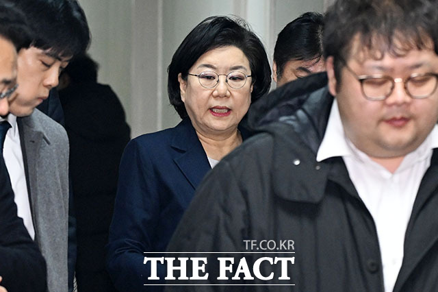 대기실로 이동하는 이 장관 후보자.