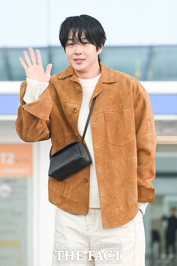 배우 최우식이 19일 오전 해외 일정 참석차 인천 중구 인천국제공항을 통해 파리로 출국하며 포즈를 취하고 있다. /인천국제공항=서예원 기자