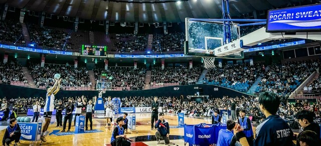 동아오츠카는 포카리스웨트가 전날 서울 잠실실내체육관에서 열린 '2025-2026 LG전자 프로농구 올스타전'에 공식 음료로 참여해 경기장 내 페트 수거 캠페인을 전개했다. /동아오츠카