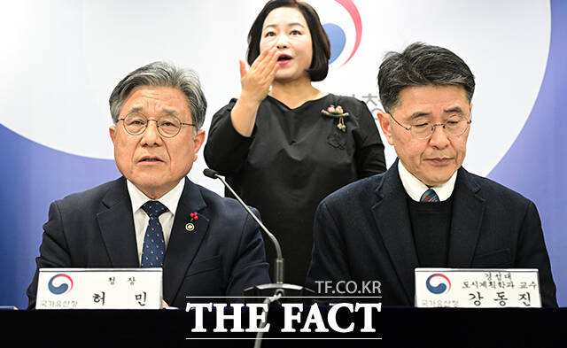 허민 국가유산청장이 19일 오후 서울 종로구 정부서울청사에서 열린 종묘 관련 세계유산영향평가 정책 설명회에 참석해 모두발언을 하고 있다. /임영무 기자