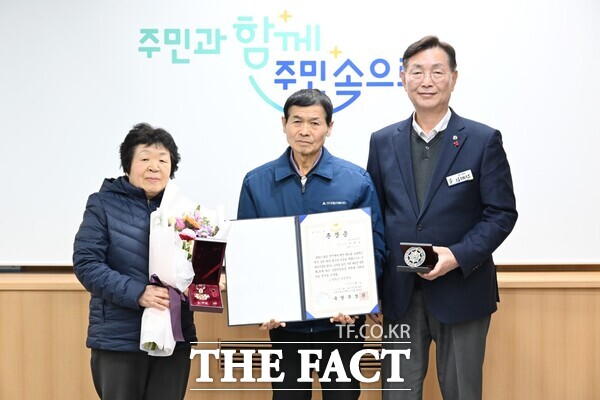 대전시 중구가 19일 고(故) 여재봉 참전용사의 유가족에게 무공훈장을 전달했다. /대전시 중구