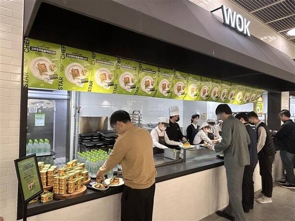 풀무원의 푸드서비스 계열사 풀무원푸드앤컬처가 위탁급식 사업에서 3년(2023년~2025년) 연속 성장세를 이어가며, 시장 내 입지를 지속적으로 강화하고 있다. /풀무원푸드앤컬처