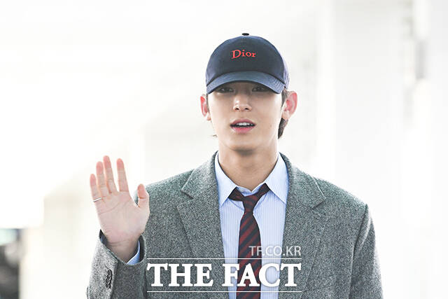 그룹 세븐틴의 민규가 19일 오전 해외 일정 참석차 인천 중구 인천국제공항을 통해 파리로 출국하며 포즈를 취하고 있다. /인천국제공항=서예원 기자