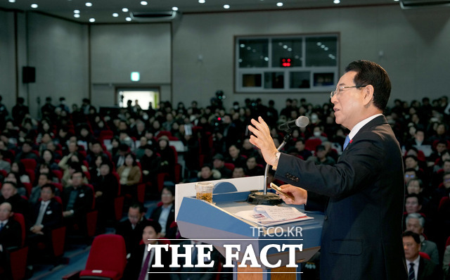 김영록 전남도지사가 19일 영암청소년센터에서 열린 광주·전남 행정통합 도민공청회에서 행정통합 추진 방안을 설명하고 있다. /전남도