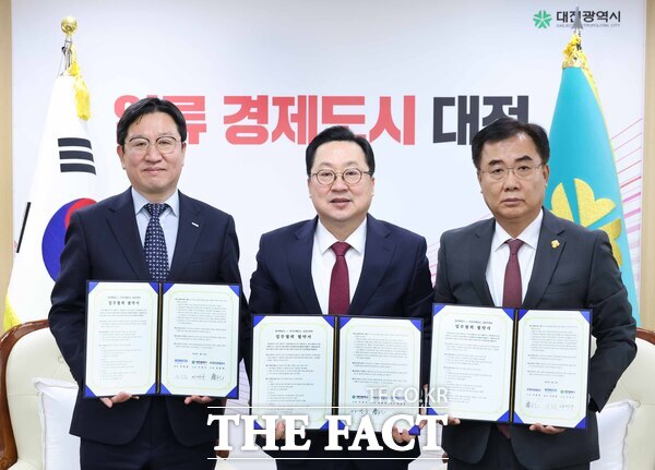대전시와 한국조폐공사, 대전관광공사가 19일 꿈씨패밀리 화폐 굿즈 출시를 위한 업무협약을 체결했다. 왼쪽부터 성창훈 한국조폐공사 사장, 이장우 대전시장, 김용원 대전관광공사 사장. /대전시