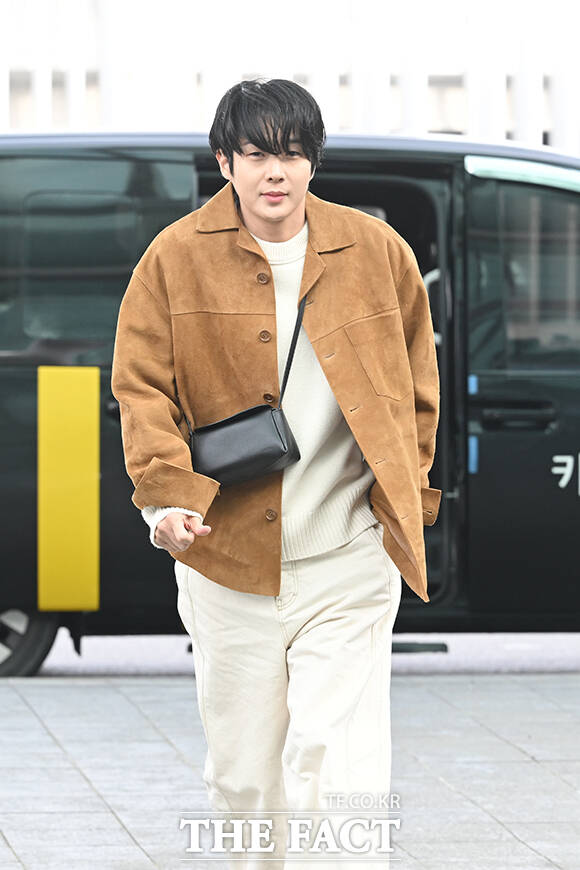 배우 최우식이 19일 오전 해외 일정 참석차 인천 중구 인천국제공항을 통해 파리로 출국하며 포즈를 취하고 있다. /인천국제공항=서예원 기자