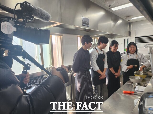 충남도립대 호텔조리제빵학과 학생들이 요리대회 참가를 앞두고 집중 훈련을 진행하고 있다. /충남도립대