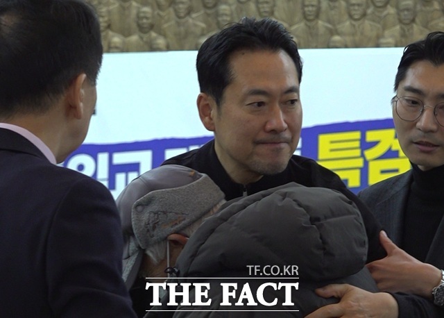 19일 국회 로텐더홀에서 5일째 단식을 이어가고 있는 장동혁 국민의힘 당대표에게 백발의 지지자가 큰절하고 오열한 뒤 포옹하고 있다. /국회=오승혁 기자