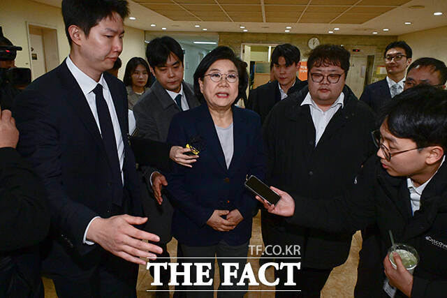 대기실로 이동하는 이 장관 후보자.