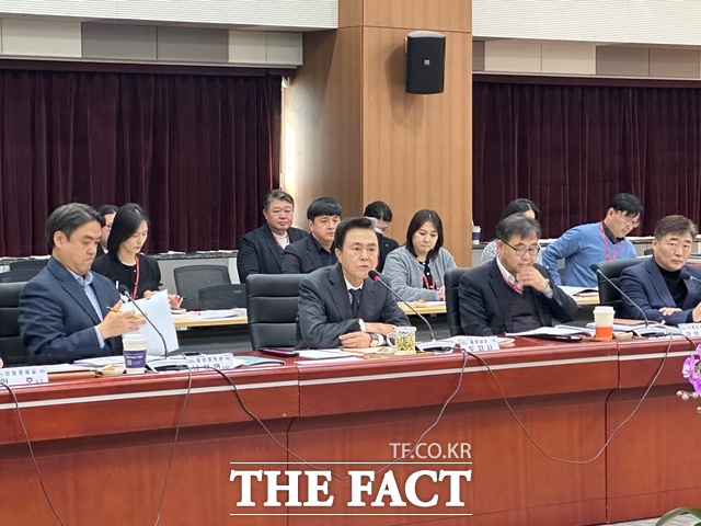 19일 충남도청에서 열린 2026년 제1차 청년정책조정위원회에서 김태흠 충남지사가 올해 청년정책 추진 방향을 논의하고 있다. /노경완 기자