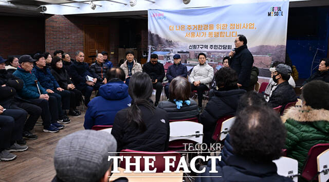 오세훈 서울시장이 19일 서울 관악구 신림7 재개발 구역을 찾아 현장을 살펴보고 있다. /이새롬 기자